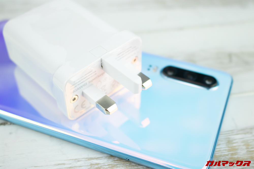 HUAWEI P30の海外版に付属している充電器は日本のコンセントには挿すことができない形状。