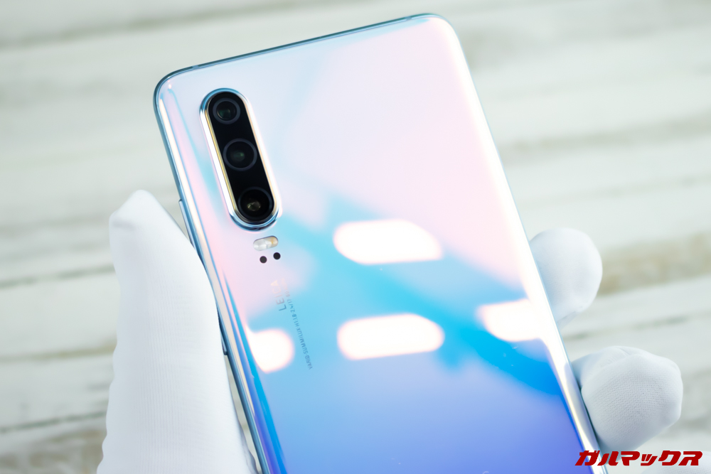 HUAWEI P30のパステルブルーは光が当たると濃い赤色の色合いに変わります。
