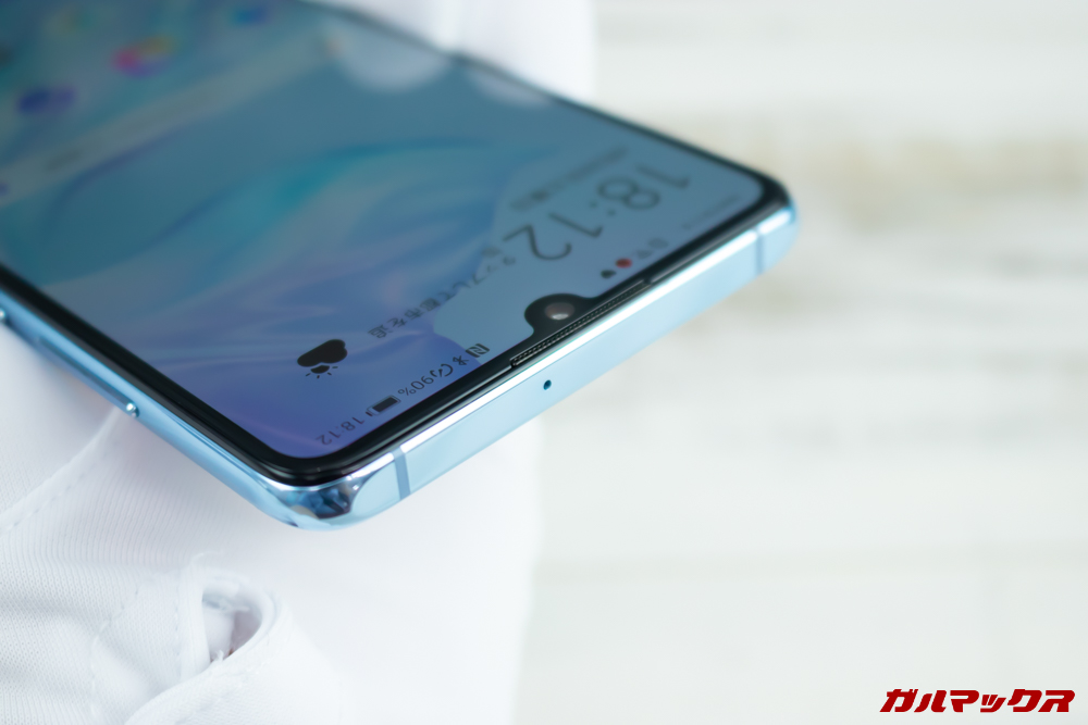 HUAWEI P30シリーズは端末の上下をスパッとカットした形状が魅力的です。