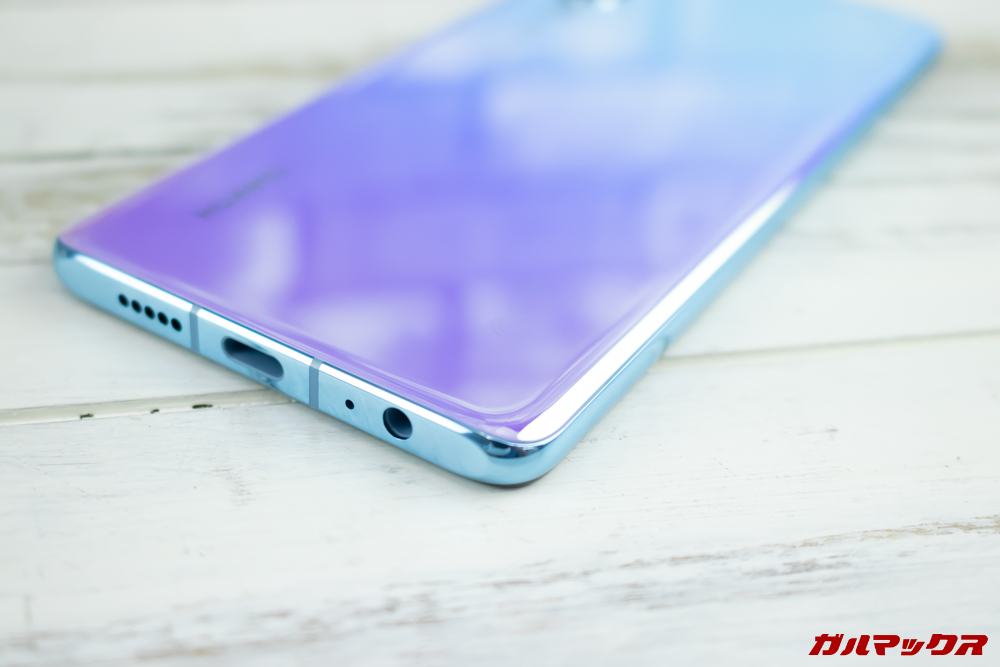 HUAWEI P30はスクエア的デザイン要素も入っているんですが、背面のサイドや角なんかは丸みを帯びているデザインを採用。