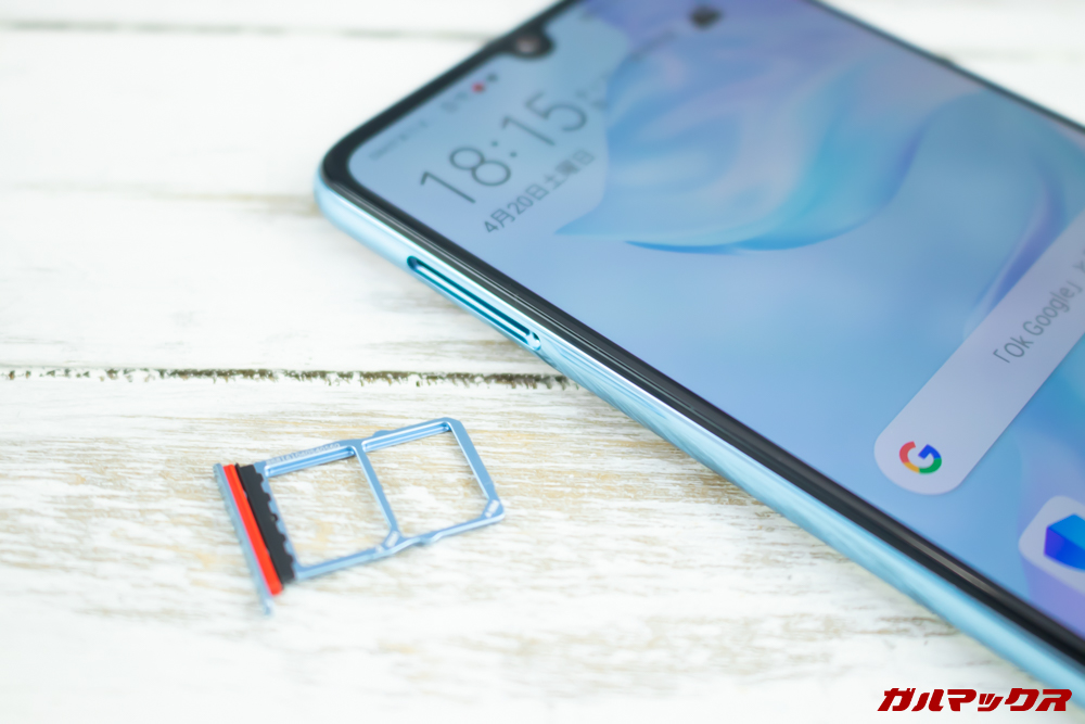 HUAWEI P30はデュアルSIMトレイを採用。MicroSDには対応していませんがNMカードには対応しています。