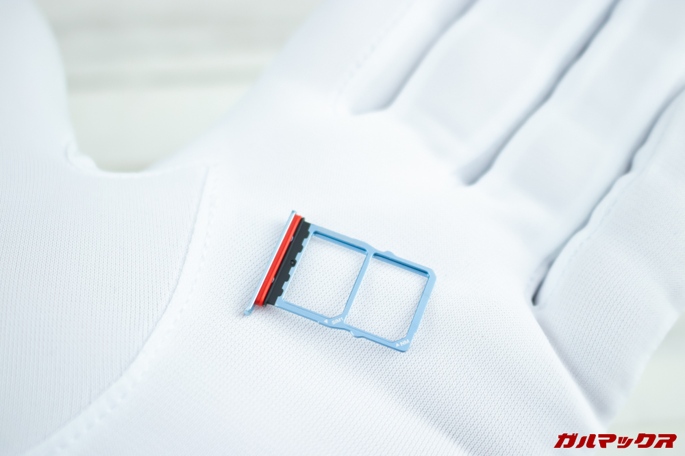 HUAWEI P30のSIMトレイはSIM 2スロットがNMカードと共用タイプなのでDSDVなんかは同時利用できません。