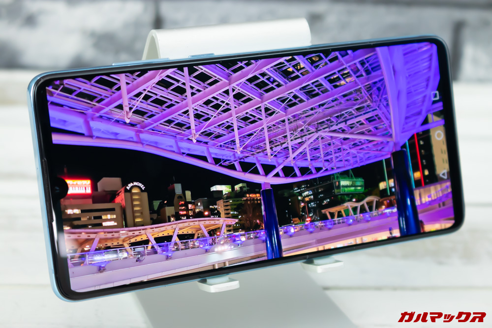 HUAWEI P30は有機ELディスプレイを搭載しているので、非常に発色が良く黒色の引き締まった映像を堪能できる。