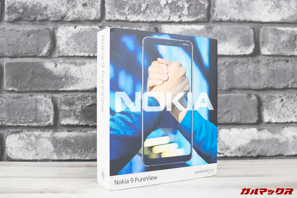 Nokia 9 PureViewの外箱はカラフルなボックスで本体写真が入っています。