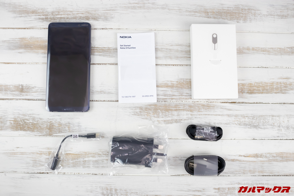 Nokia 9 PureViewの付属品は保護ケースやカバー以外は揃っています。