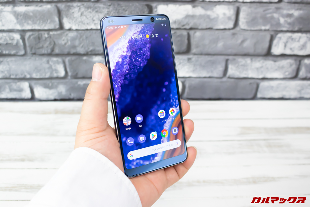 Nokia 9 PureViewは縦に長いディスプレイを備えているので持ちやすい形状です。