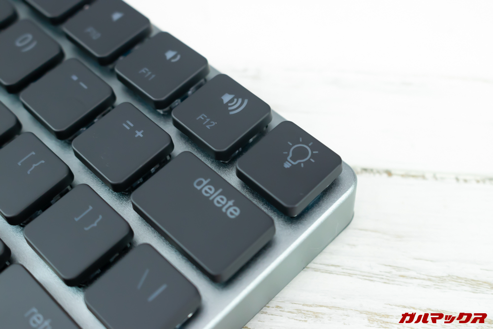 Taptekは電球マークを押すとバックライトの光り方を変える事が出来る。