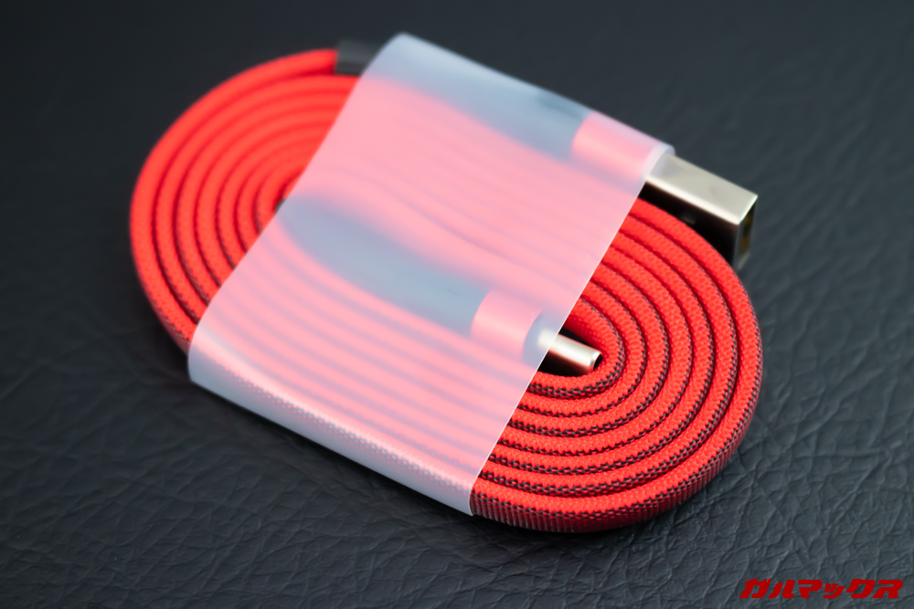 UMIDIGI S3 Proには赤い平型のUSB-Cケーブルが付属しています。