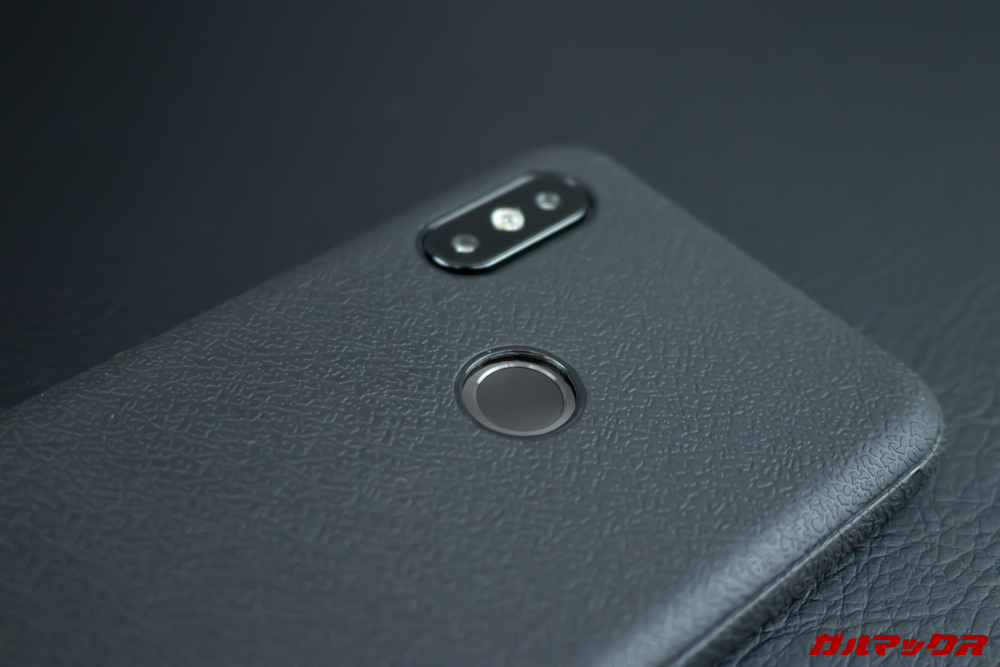 UMIDIGI S3 Proの保護ケースはレザー調でストラップホール付き。