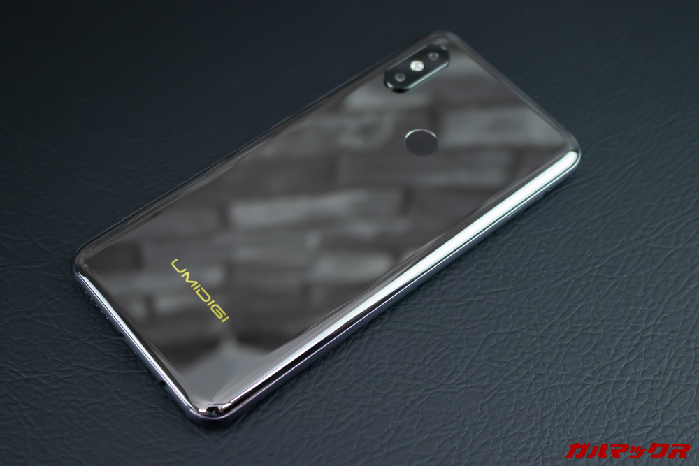 UMIDIGI S3 Proの背面は鏡面仕上げでした。