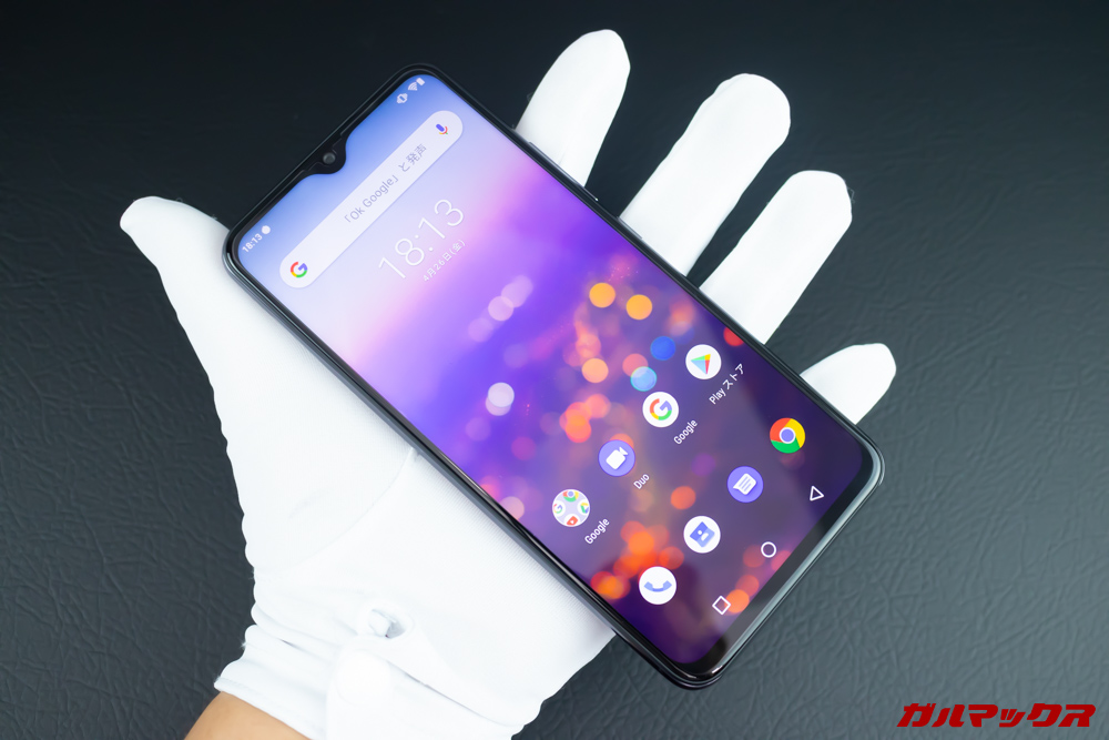 UMIDIGI S3 Proは200gを超える重量なので手に持つとズッシリと重量感を感じます。