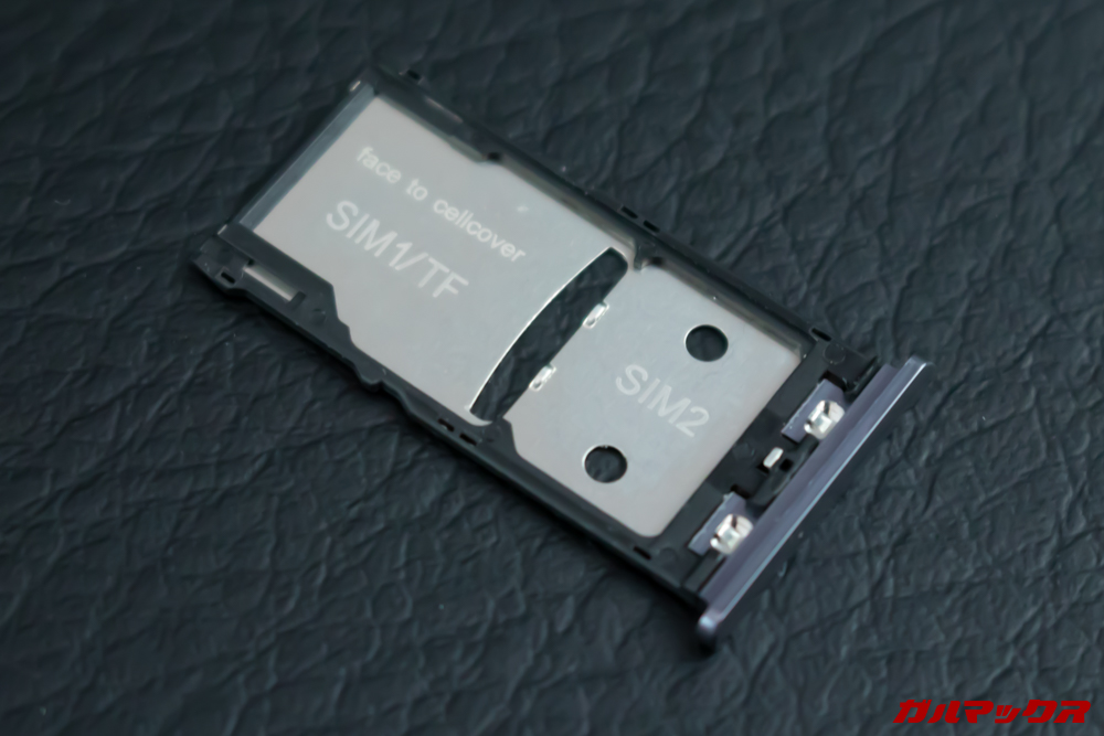 UMIDIGI S3 ProのSIMトレイはMicroSDと共用タイプ。