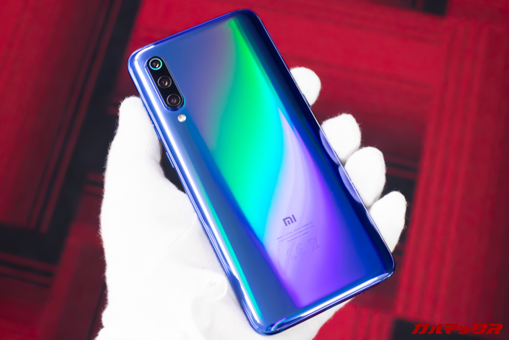Xiaomi Mi 9は光の当たり具合で美しい色合いに変化します。