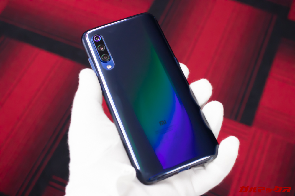 Xiaomi Mi 9は付属のブラックケースに入れても色の変化を感じる事が出来ます。