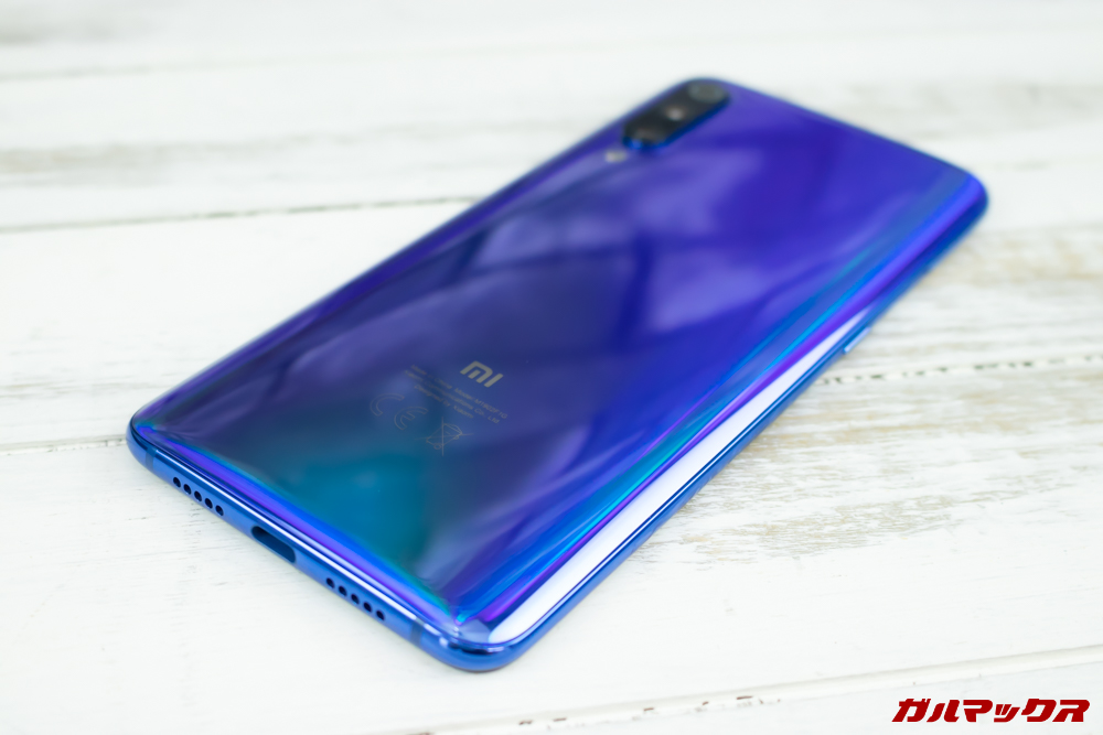 Xiaomi Mi 9は背面に曲面ガラスを採用しています。