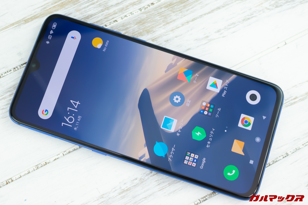 Xiaomi Mi 9は大画面だけど画面占有率が高く縦に長いディスプレイを採用しているので想像しているよりもコンパクト。