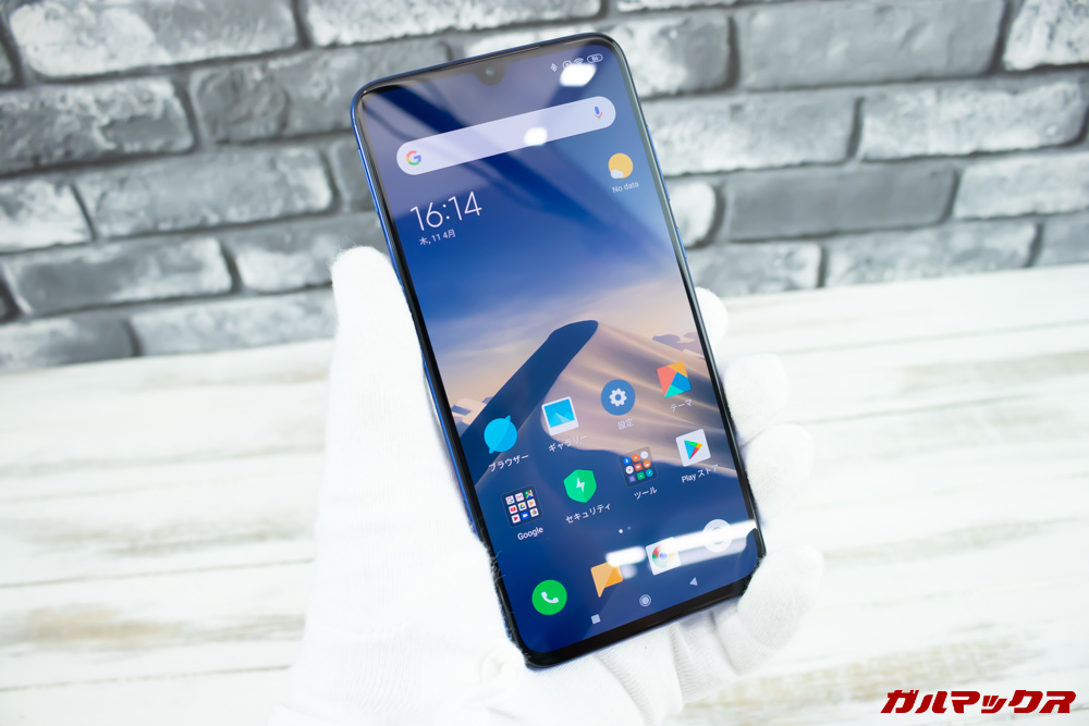 Xiaomi Mi 9を持った感じは従来の5.2型と変わらないくらい。