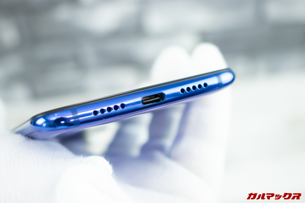 Xiaomi Mi 9の端子は裏表関係なく挿すことが出来るUSB Type-Cを搭載。