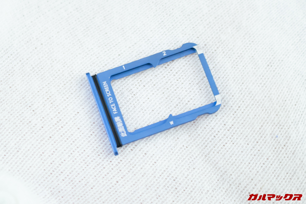 Xiaomi Mi 9のSIMトレイはNanoSIMが2枚挿入可能。MicroSDは非対応です。