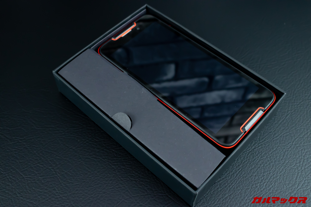 CUBOT Questの外箱の蓋を開けると最上段に本体が入っています。