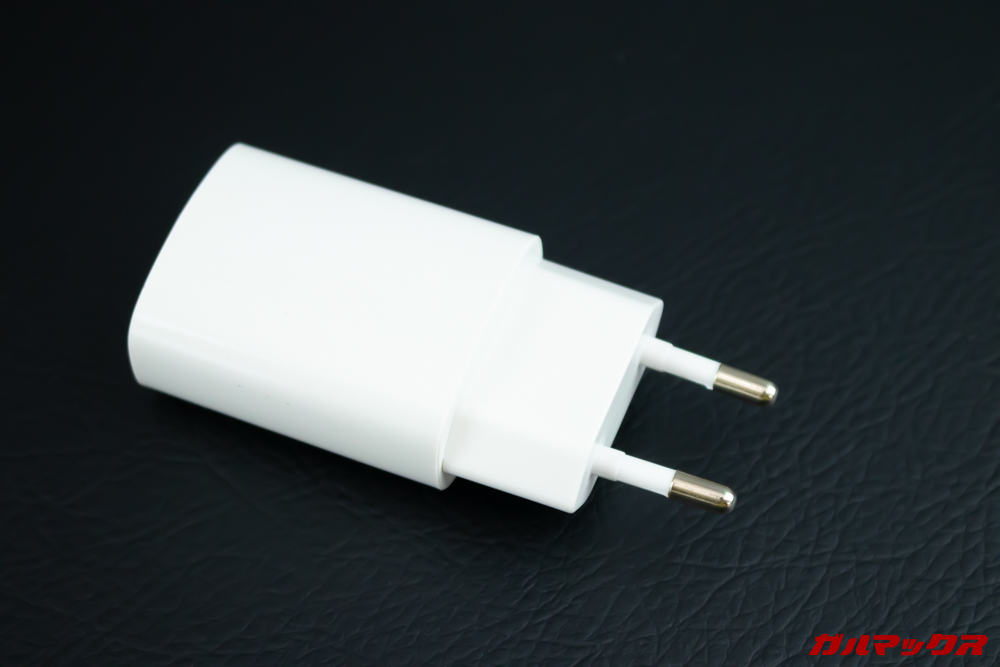 CUBOT Questの充電器は日本のコンセントに直接挿すことが出来ない形状です。