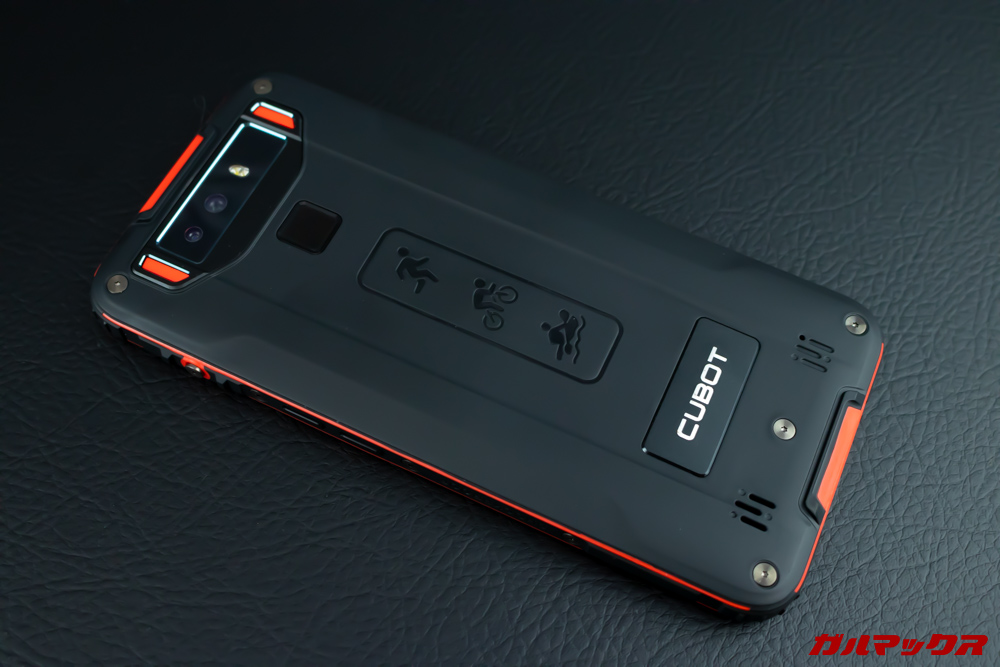 CUBOT Questの背面はラバー素材です。