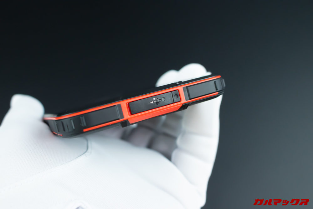 CUBOT Questの端子はキャップ付き