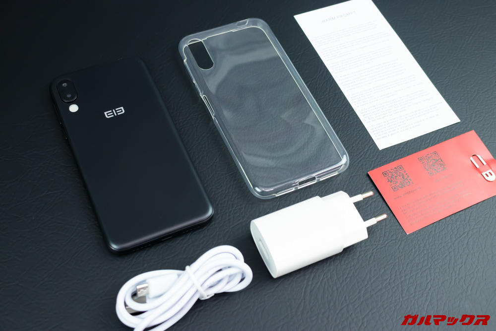 Elephone A6 miniの付属品には保護系装備まですべて入っています。