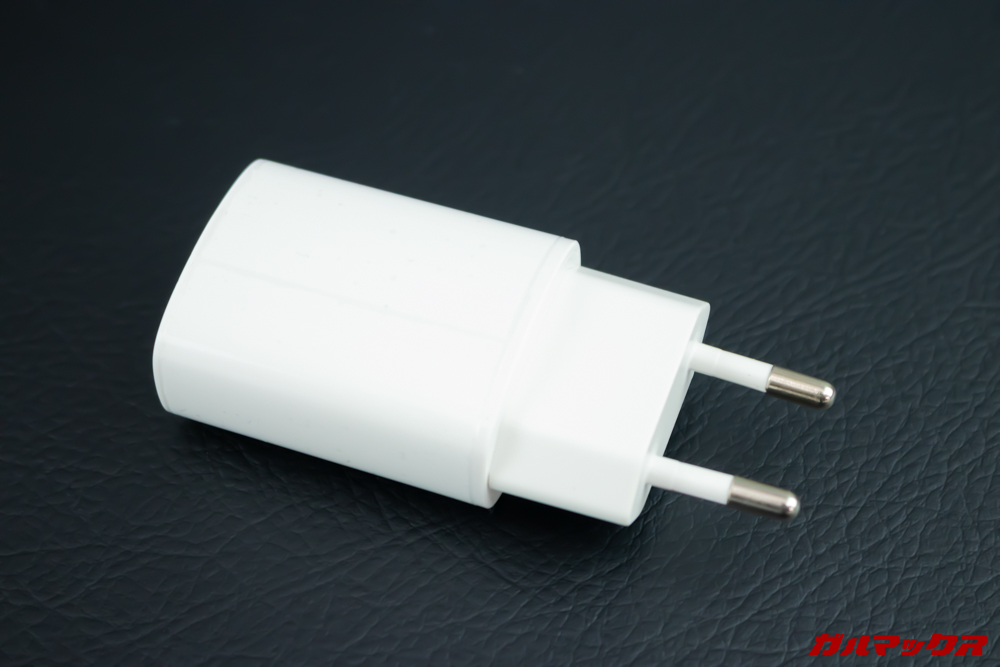 Elephone A6 miniに付属の充電器は日本のコンセントに直接挿すことが出来ない形状です。