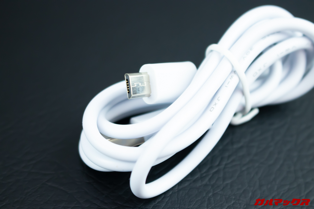 Elephone A6 miniに付属の充電ケーブルは端子先端がロングサイズとなるMicroUSBケーブルです。
