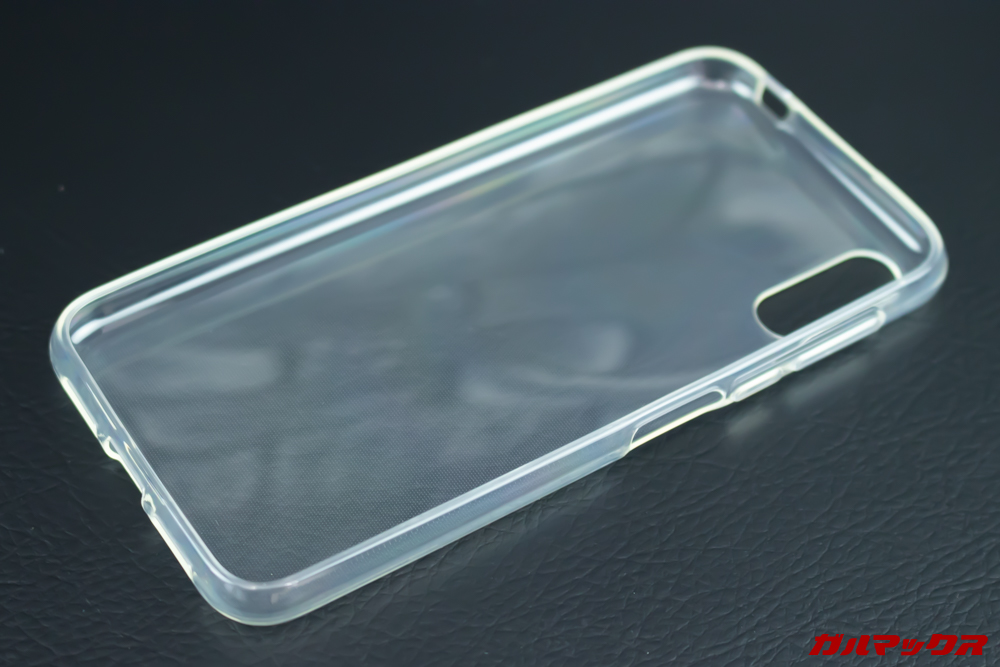 Elephone A6 miniはクリアタイプの保護ケースが付属しています。