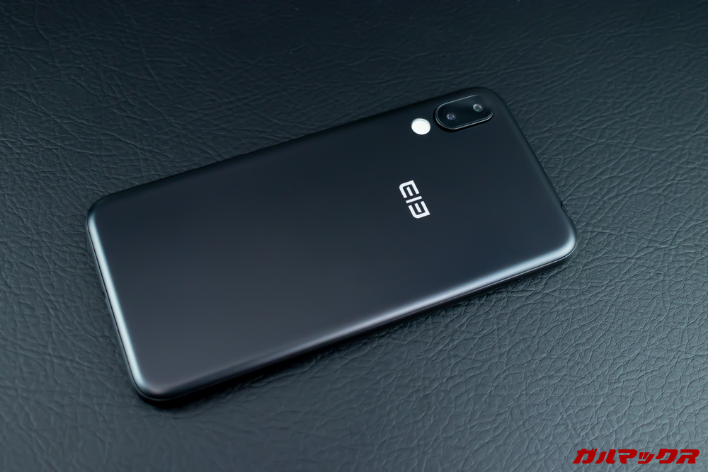 Elephone A6 miniの背面はマッドな仕上げ