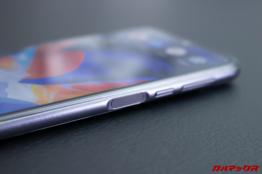Elephone A6 miniの指紋認証は右側面に備わっています。
