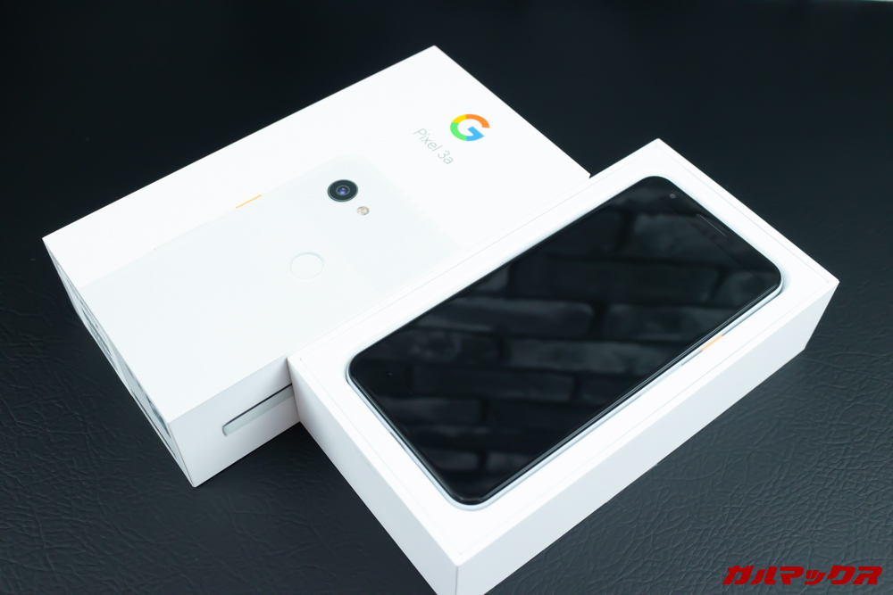 Google Pixel 3a/3a XLの外装の蓋をあけると最上段は本体が入っています。