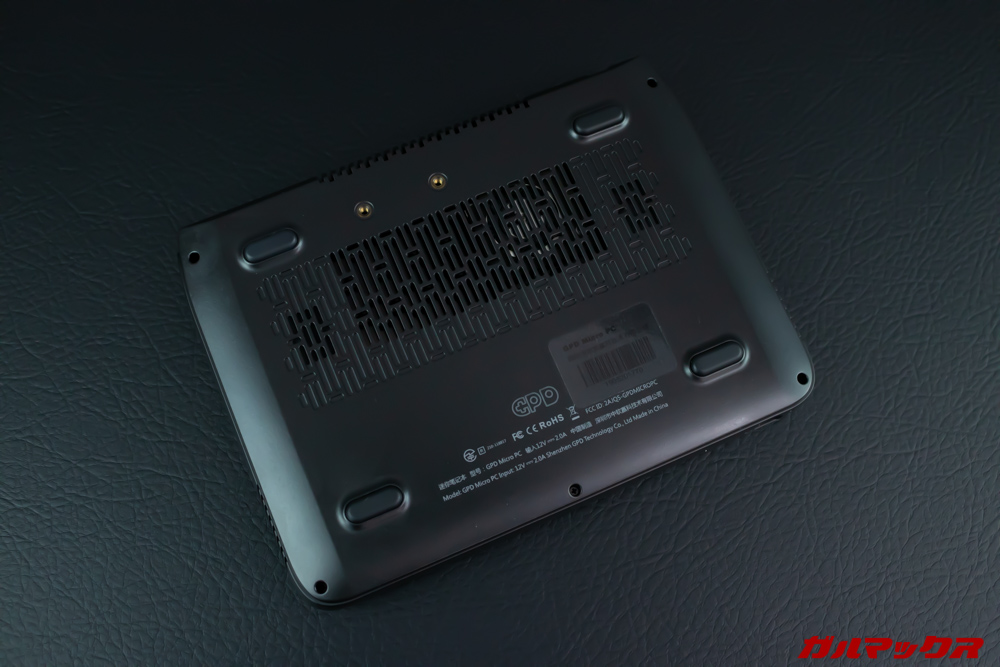 GPD MicroPCの底面には大型のエアーダクトを搭載しています。