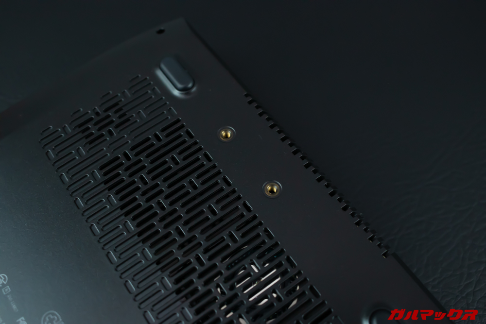 GPD MicroPCはモニターアームに接続出来るネジ穴が備わっています。