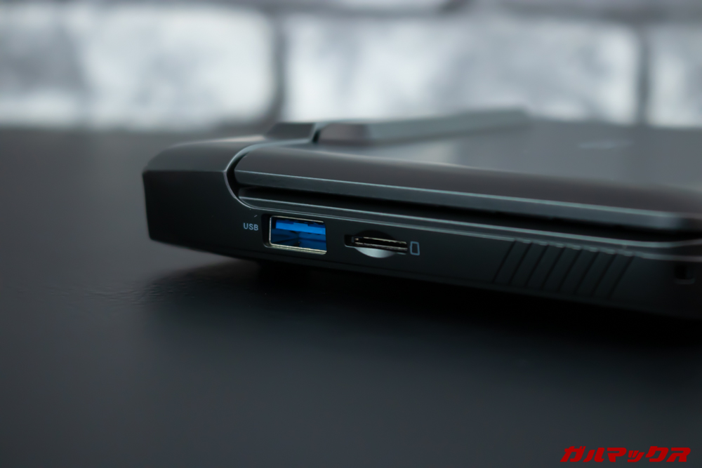 GPD MicroPCは本体の左サイドにもUSB端子を備えています。
