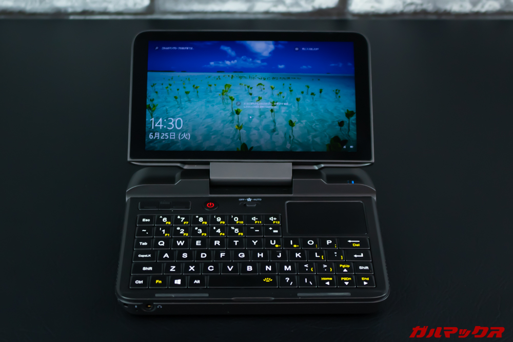 GPD MicroPCはディスプレイの開きが浅いですが、卓上に置いた状態だと視野性は良好です。
