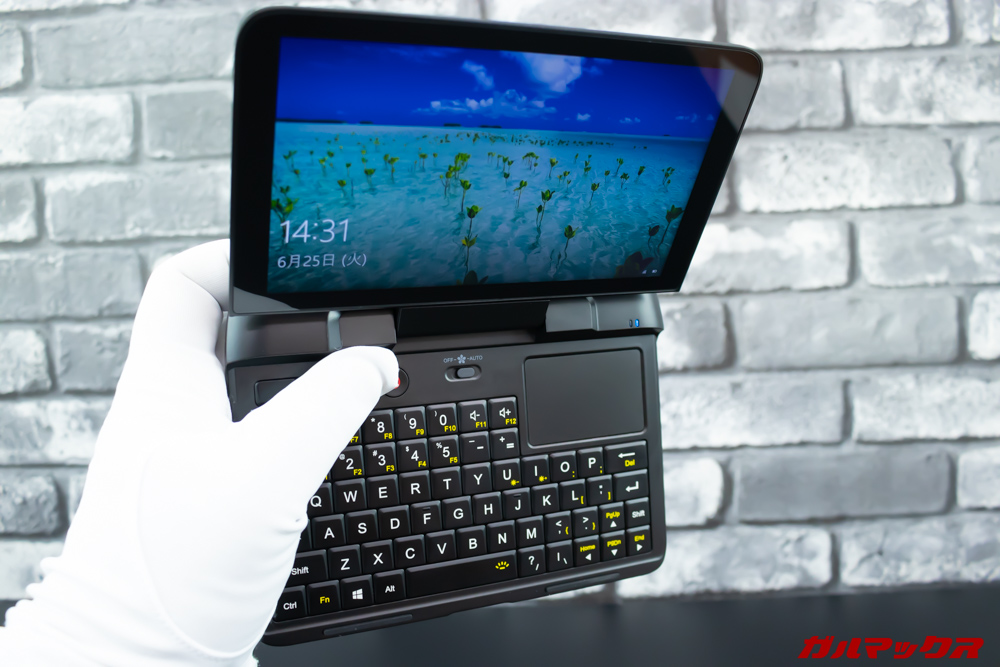 GPD MicroPCは画面の開きが浅いんで立った状態で利用するには非常に扱いにくい