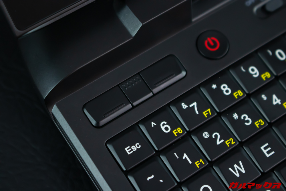 GPD MicroPCのキーボード左上にはマウスボタンを搭載。