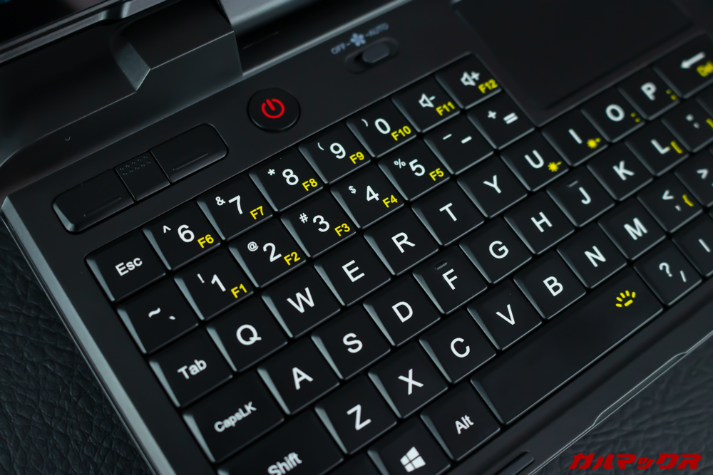 GPD MicroPCのキー配列はやや特殊で数字キーが2段式となっている。