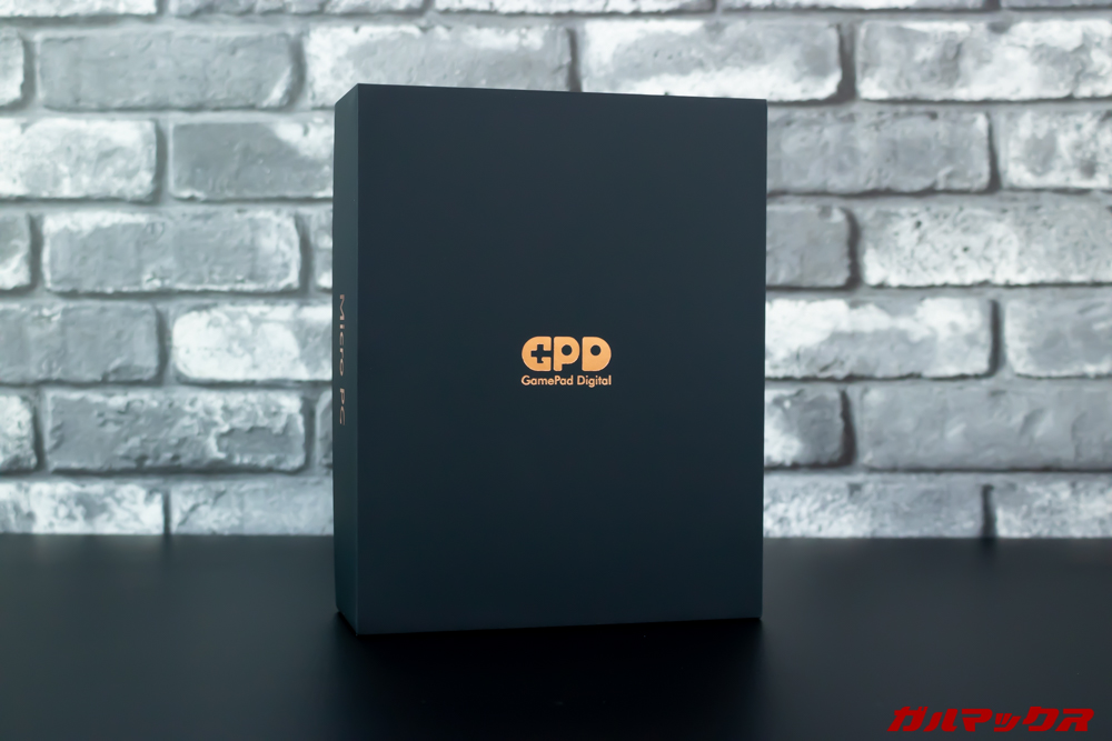 GPD MicroPCの外箱は黒パッケージに金のロゴ。