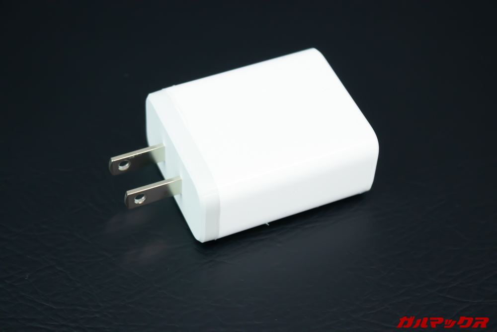 GPD MicroPCの充電器はプラグが収納できないタイプです。