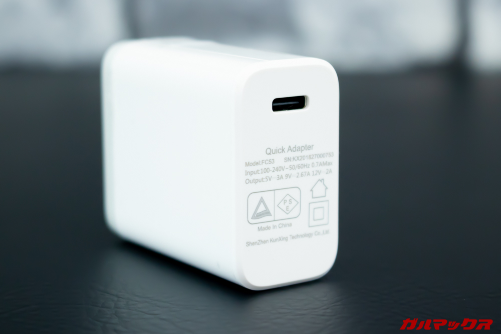 GPD MicroPCの充電器はケーブル脱着式。