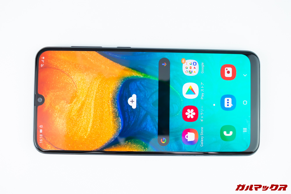 Galaxy A30のベゼルは少々太めです。