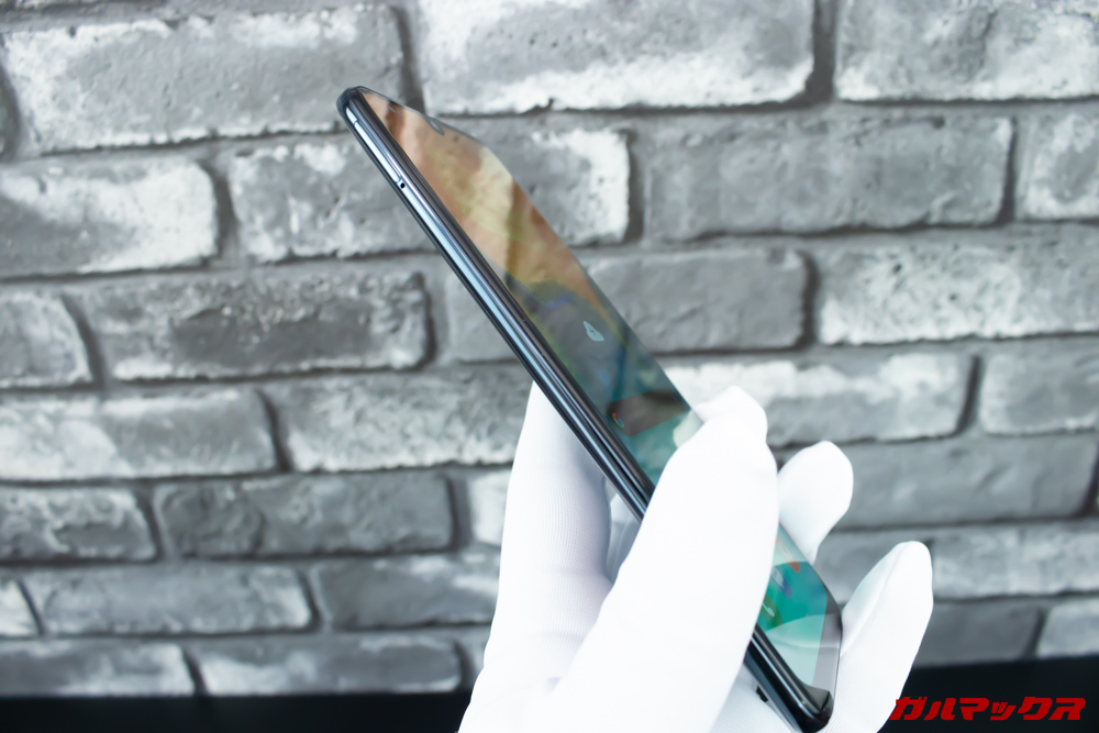 Galaxy A30は非常に薄いデザイン。