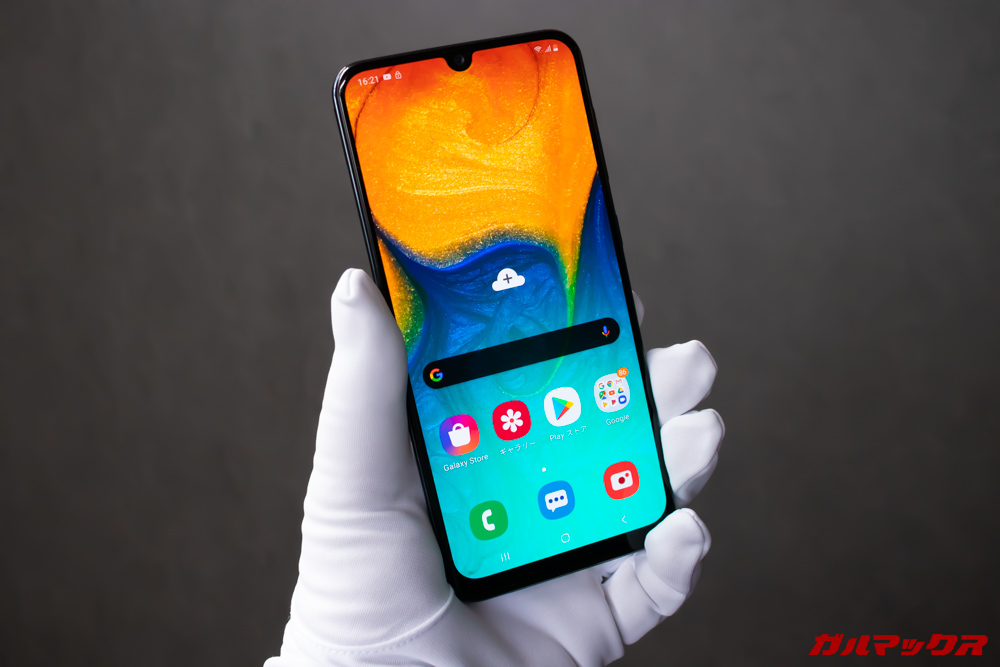 Galaxy A30は片手持ちは出来るが片手操作は厳しいサイズ。