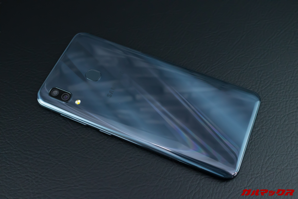 Galaxy A30の背面は美しい模様が浮かび上がる。