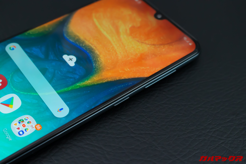 Galaxy A30のボタン類は電源ボタンとボリュームボタンのみ。