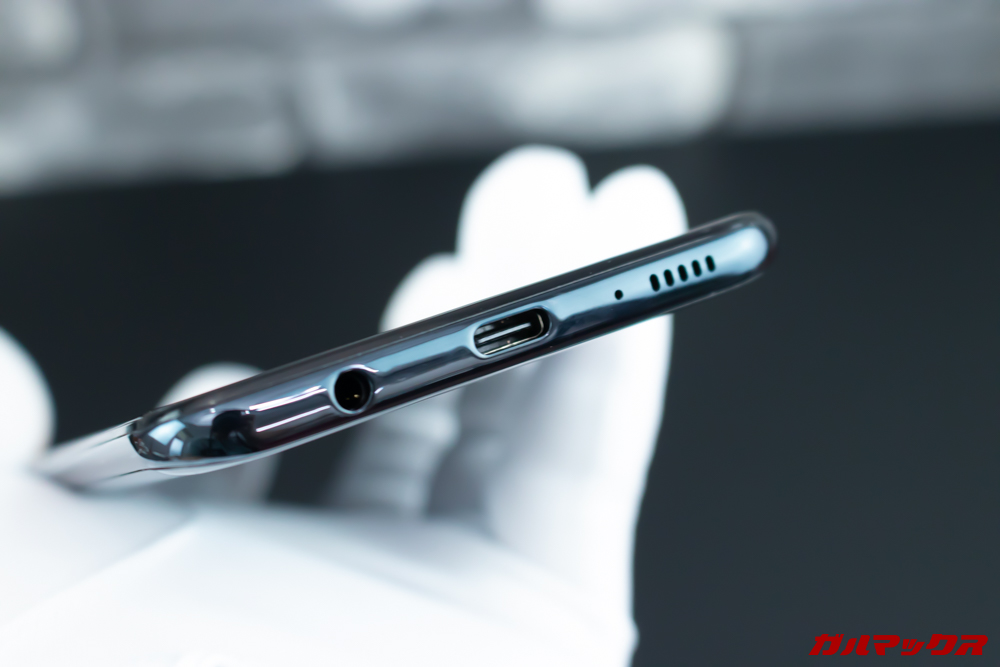 Galaxy A30の本体下部にはイヤホンジャックやスピーカー、USB端子が備わっています。